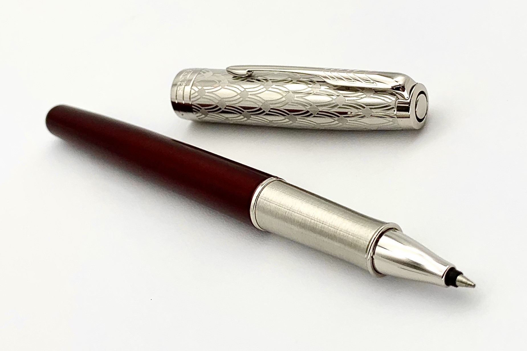 ParkerSonnetMetalAndRedLacquerRollerBallPen_d